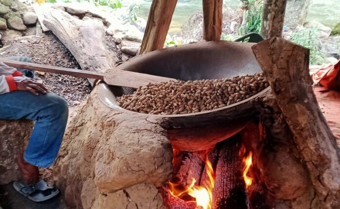 Seperti Inilah Proses Pembuatan Kacang Rendang Menggunakan Pasir Khusus