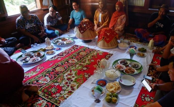 Serunya Berbalas Pantun dalam Tradisi Makan Bajamba