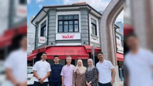 Berawal dari Warung Pinggir Jalan, Rumah Makan Minang di Singapura Sukses Hingga Generasi ke Tiga