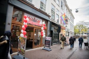 Kisah Pemilik Waroeng Padang Lapek yang Terkenal Seantero Den Haag
