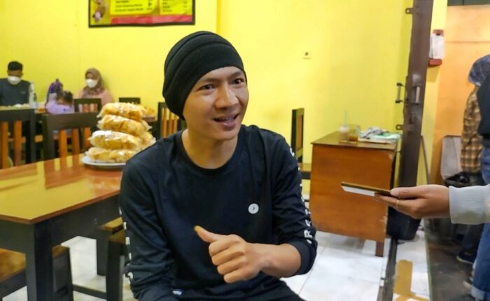 Sosok Penjual Sate Padang Viral karena Mirip Anji