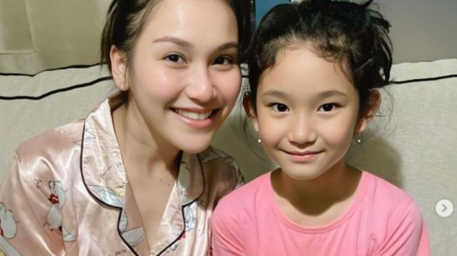 Cemas Tak Bisa Makan Nasi Padang, Anak Ayu Ting Ting Ragu Sekolah ke AS