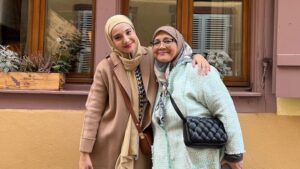 Ibunda Zaskia Sungkar Buka Resto Padang di Belanda