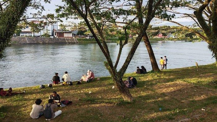 Pinggiran Batang Aia Dingin Padang, Tempat Nyantai dan Spot Mancing yang Tak Pernah Sepi