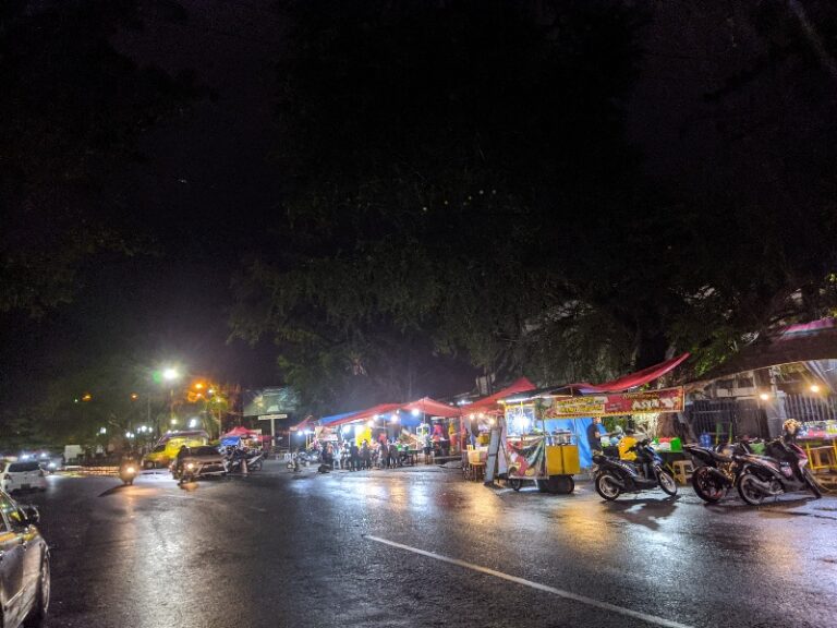 Pilihan Kawasan ‘Street Food’ di Kota Padang Bagi yang Bosan Makan di Restoran